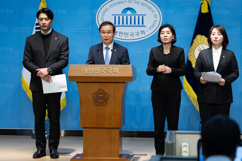 더불어민주당 정치검찰 조작기소대응 특별위원회 소속 의원들이 3일 서울 여의도 국회 소통관에서 정진상 전 민주당 당대표실 정무조정실장에 대한 검찰 수사 관련 언론보도 등에 대해 기자회견을 하고 있다. 왼쪽부터 한준호 위원장, 이건태, 이주희 의원. 2025.11.3/뉴스1 ⓒ News1 유승관 기자