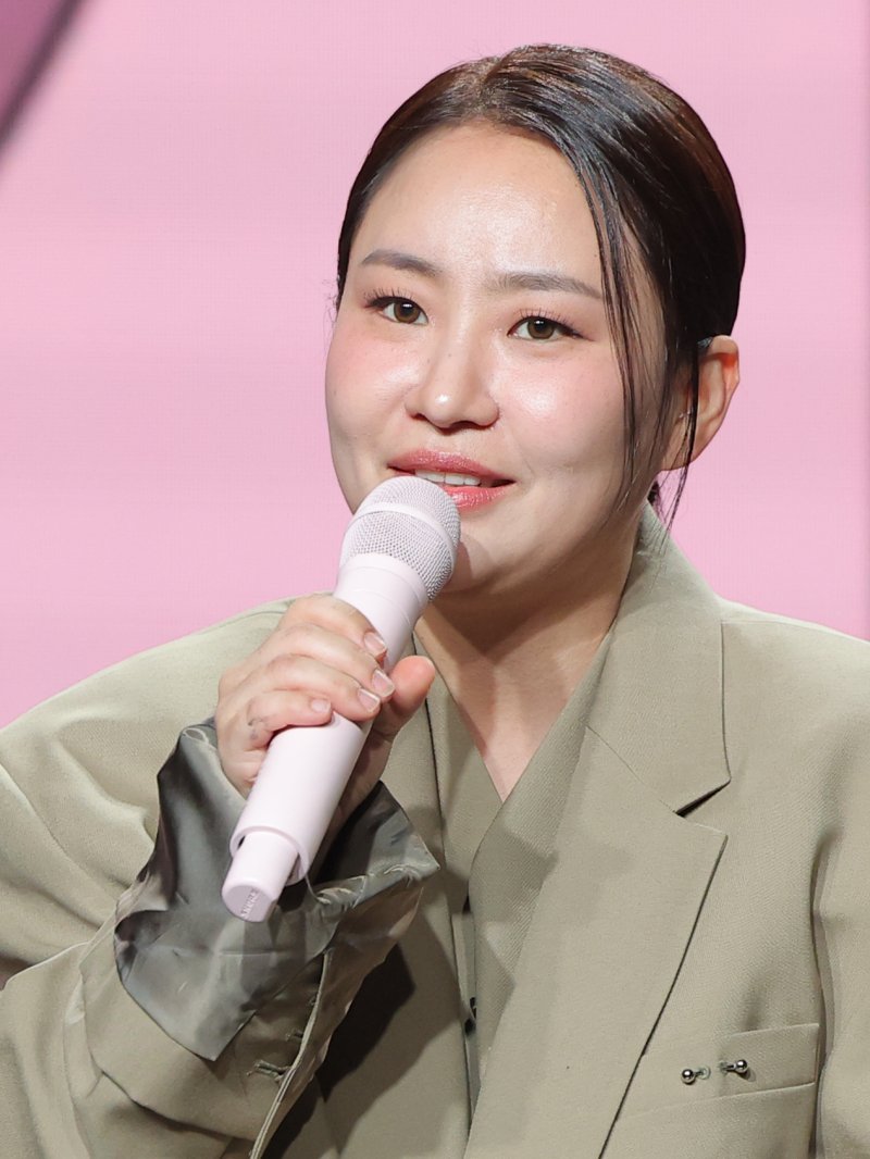 어반자카파(URBAN ZAKAPA) 조현아가 3일 오후 서울 강남구 일지아트홀에서 가진 신보 EP앨범 ‘STAY’ 발매 기념 음감회에서 앨범 소개를 하고 있다. 2025.11.3/뉴스1 ⓒ News1 권현진 기자