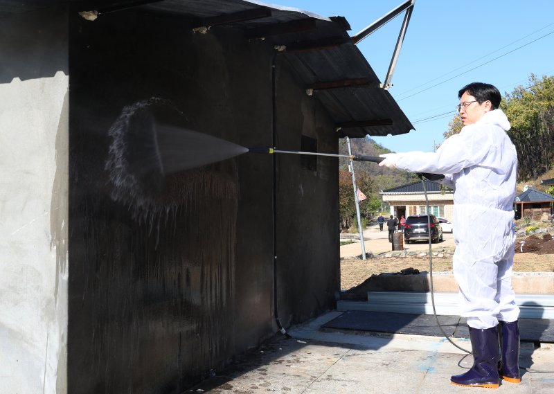 김민재 행정안전부 차관이 3일 경북 안동시 길안면 산불피해 농가를 방문해 피해 농가 복구활동을 하고 있다.연합