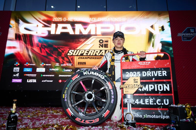 금호 SL모터스포츠팀 이창욱 선수가 '2025 오네(O-NE) 슈퍼레이스 챔피언십' 토요타 가주 레이싱 6000 클래스에서 우승 후 기념촬영을 하고 있다. 사진=금호타이어 제공