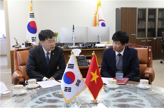 (왼쪽)안형준 국가데이터처장이 베트남 통계청 응우옌 탄 즈엉 부청장과 면담하고 있다.(국가데이터처 제공)