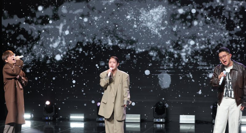 어반자카파(URBAN ZAKAPA) 권순일(왼쪽부터)과 조현아, 박용인이 3일 오후 서울 강남구 일지아트홀에서 가진 신보 EP앨범 ‘STAY’ 발매 기념 음감회에 참석해 열창하고 있다. 2025.11.3/뉴스1 ⓒ News1 권현진 기자