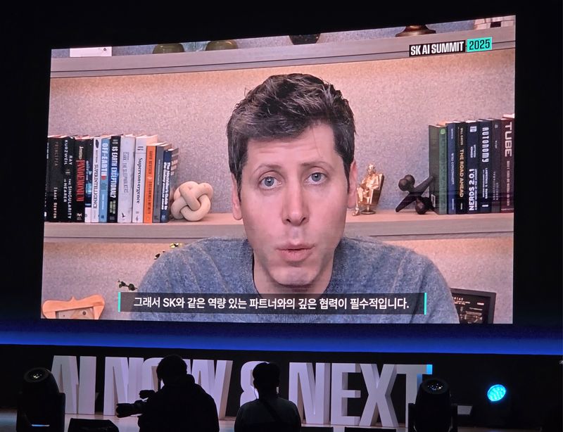 샘 올트먼 오픈AI CEO가 3일 서울 강남구 코엑스에서 열린 ‘SK AI 서밋’에서 화상 강연을 하고 있다. 사진=구자윤 기자