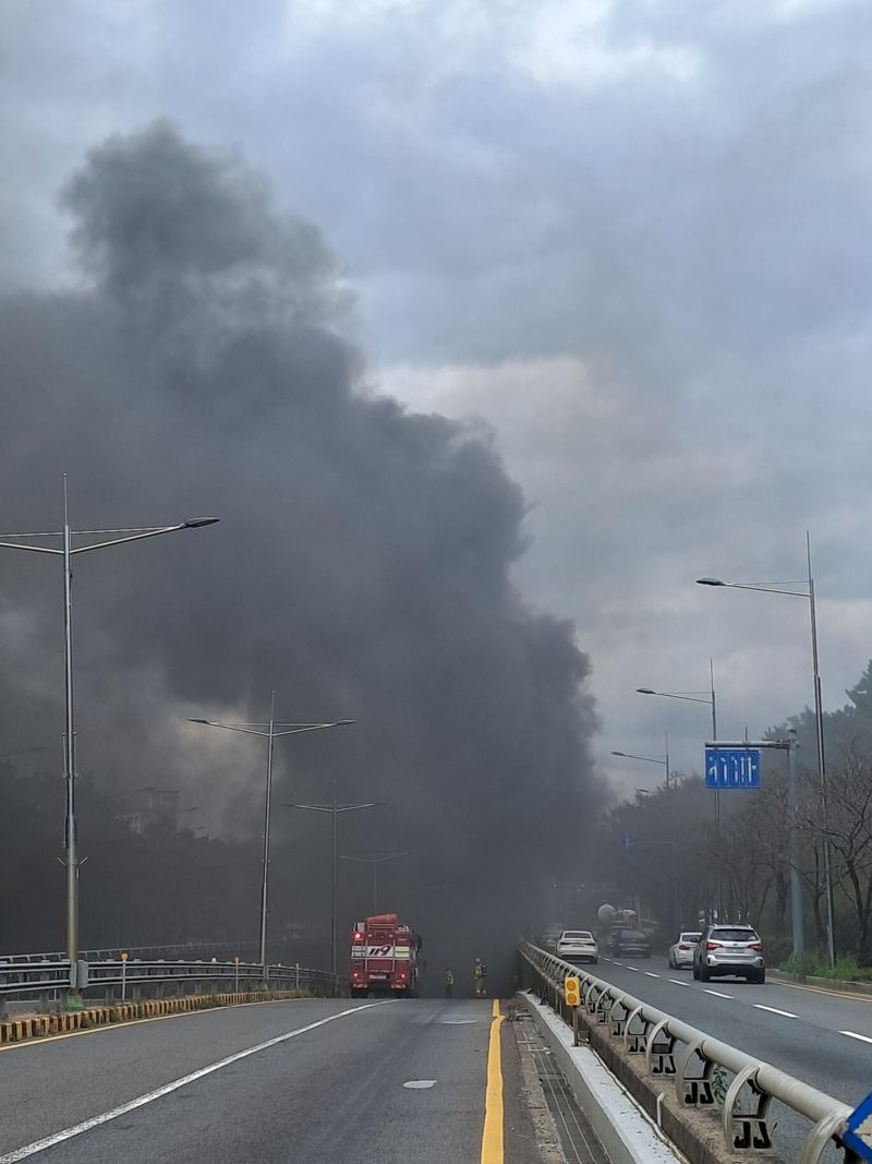 3일 오후 2시 27분께 울산 남구 옥현지하차도를 달리던 25t 트럭에서 불이 나 일대 도로가 극심한 혼잡을 빚었다. 울산소방본부 제공