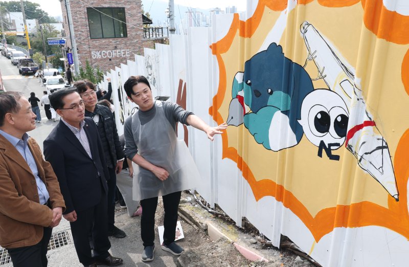 [대전=뉴시스] 박희조 대전 동구청장 등이 대동 하늘마을 벽화거리 조성현장을 둘러보고 있다. (사진= 동구청 제공) 2025.11.03. photo@newsis.com *재판매 및 DB 금지