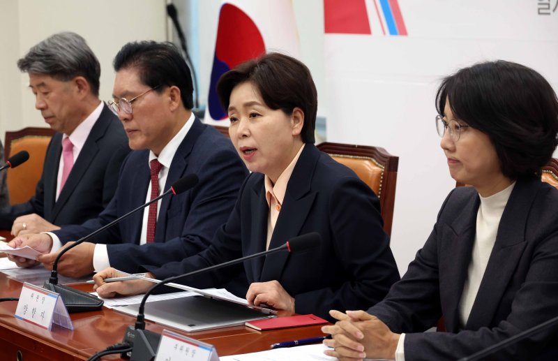 [서울=뉴시스] 조성봉 기자 = 양향자 국민의힘 반도체·AI 첨단산업특위 위원장이 3일 오후 서울 여의도 국회에서 열린 국민의힘 반도체·AI 첨단산업특별위원회 2차 전체회의에서 발언을 하고 있다. 2025.11.03. suncho21@newsis.com