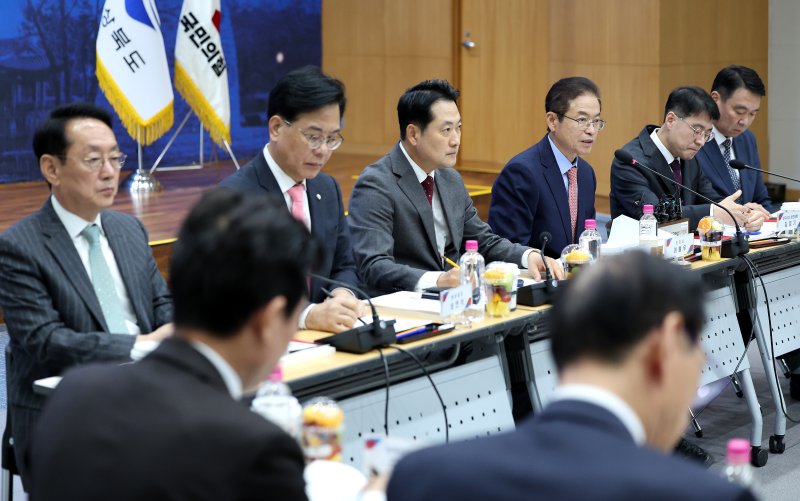 [안동=뉴시스] 이무열 기자 = 이철우 경북도지사가 3일 경북 안동시 경북도청 화백당에서 열린 국민의힘 대구·경북 지역민생 예산정책협의회에서 발언하고 있다. 2025.11.03. lmy@newsis.com