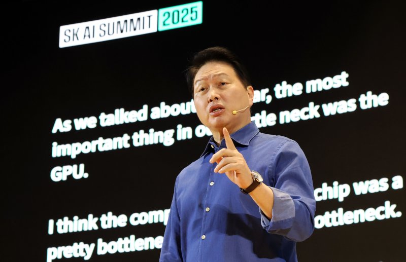 [서울=뉴시스] 홍효식 기자 = 최태원 SK그룹 회장이 3일 서울 강남구 코엑스에서 열린 'SK AI SUMMIT 2025'에서 Al NOW & NEXT를 주제로 기조연설하고 있다. 2025.11.03. yesphoto@newsis.com