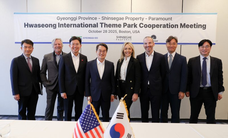 현지시간 28일 오전 김동연 경기도지사가 화성 국제테마파크 조성 본격화를 위해 관계자들과 회담을 마치고 기념 촬영을 하고 있다. (경기도 제공. 재판매 및 DB금지)