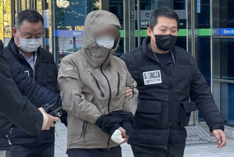 강북구 수유동의 메이저 바카라사이트 장난감에서 흉기 난동을 벌여 메이저 바카라사이트 장난감 주인을 숨지게 한 남성 A씨가 28일 서울 강북구 북부지방법원에서 열린 구속 전 피의자 심문(영장실질심사)에 출석하고 있다. 2025.10.28/메이저 바카라사이트 장난감1 ⓒ News1 권준언 기자