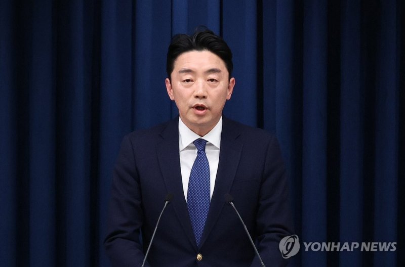 브리핑하는 강훈식 비서실장 (출처=연합뉴스)