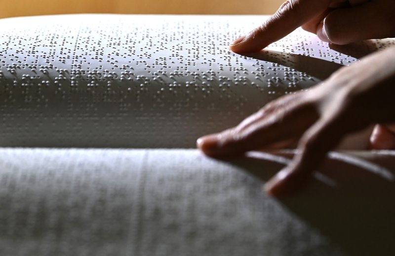 [수원=뉴시스] 김종택 기자 = '한글 점자의 날'을 하루 앞둔 3일 경기 수원시 영통구 장애인종합복지관 사랑샘도서관에서 관계자가 점자책을 읽고 있다. 2025.11.03. jtk@newsis.com