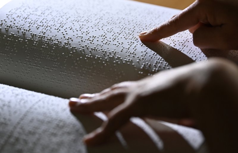 [수원=뉴시스] 김종택 기자 = '한글 점자의 날'을 하루 앞둔 3일 경기 수원시 영통구 장애인종합복지관 사랑샘도서관에서 관계자가 점자책을 읽고 있다. 2025.11.03. jtk@newsis.com