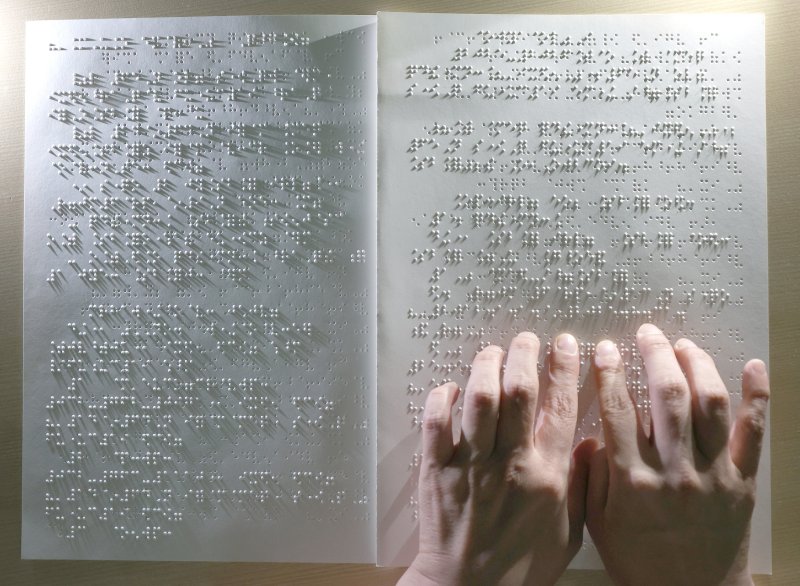 [인천=뉴시스] 전진환 기자 = 점자의 날을 하루 앞둔 3일 오후 인천 미추홀구 송암점자도서관에서 한 시각장애인이 점자책을 읽고 있다. 점자의 날은 시각장애인의 세종대왕이라 불리는 송암 박두성 선생이 시각장애인을 위해 한글 점자를 만들어 반포한 1926년 11월 4일을 기념하는 날이다. 2025.11.03. amin2@newsis.com