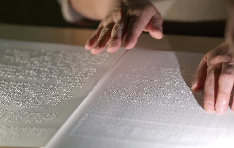 [인천=뉴시스] 전진환 기자 = 점자의 날을 하루 앞둔 3일 오후 인천 미추홀구 송암점자도서관에서 한 시각장애인이 점자책을 읽고 있다. 점자의 날은 시각장애인의 세종대왕이라 불리는 송암 박두성 선생이 시각장애인을 위해 한글 점자를 만들어 반포한 1926년 11월 4일을 기념하는 날이다. 2025.11.03. amin2@newsis.com