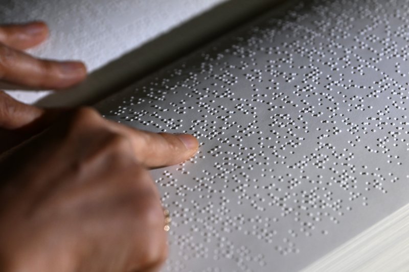 [수원=뉴시스] 김종택 기자 = '한글 점자의 날'을 하루 앞둔 3일 경기 수원시 영통구 장애인종합복지관 사랑샘도서관에서 관계자가 점자책을 읽고 있다. 2025.11.03. jtk@newsis.com