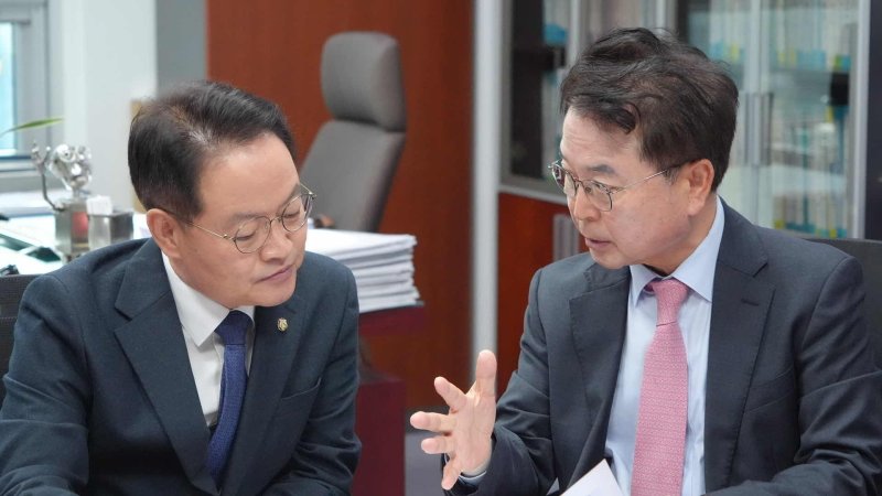 육동한 춘천시장이 3일 국회에서 허영 의원과 만나 2026년 정부예산 추가 확보를 위해 현안 사업에 대해 설명을 하고 있다.(춘천시 제공, 재판매 및 DB금지)
