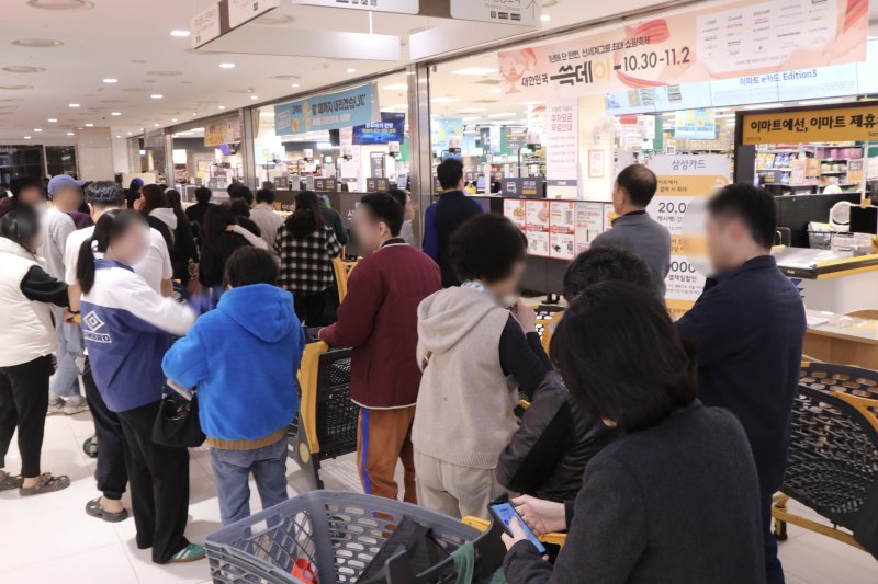지난 2일 이마트 영등포점에서 고객들이 오픈 전부터 대기하고 있다.(이마트 제공).