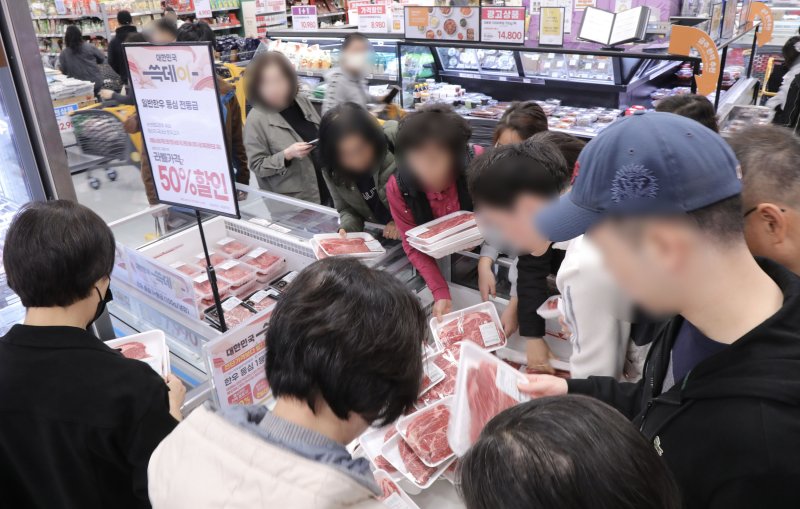 지난 2일 이마트 영등포점에서 고객들이 한우데이 행사에 참여한 모습.(이마트 제공).