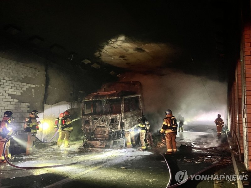 울산 옥현지하차도서 트럭 화재 (출처=연합뉴스)