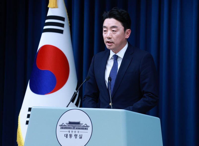 강훈식 비서실장이 3일 서울 용산 대통령실 청사에서 재판중지법 등 현안 관련 브리핑을 하고 있다. 사진=뉴시스