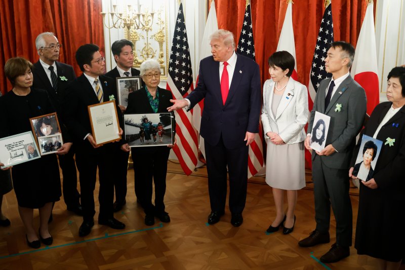 [도쿄=AP/뉴시스]다카이치 사나에(高市早苗) 일본 총리는 3일 북한에 김정은 국무위원장과의 정상회담을 타진했다고 밝혔다. 사진은 도널드 트럼프(가운데) 미국 대통령과 다카이치 (트럼프 대통령 오른쪽) 총리가 지난달 28일 도쿄 아카사카 영빈관에서 북한 납치 피해자 가족들과 면담하고 있는 모습. 가족들은 납치된 피해자의 사진을 들고 있다. 2025.11.03.