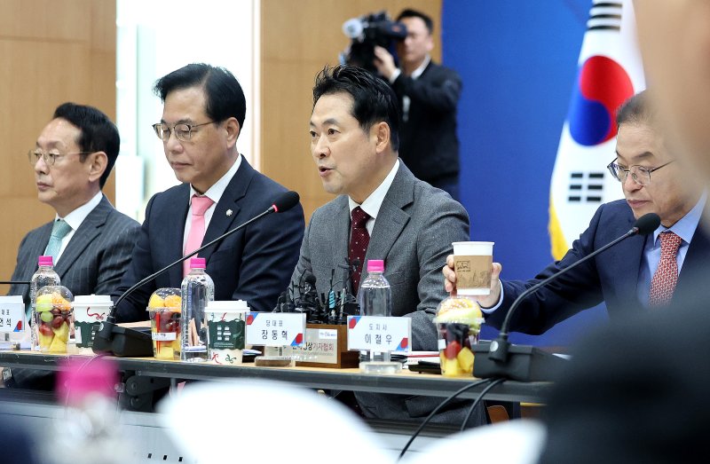 [안동=뉴시스] 이무열 기자 = 장동혁 국민의힘 대표가 3일 경북 안동시 경북도청 화백당에서 열린 국민의힘 대구·경북 지역민생 예산정책협의회에서 발언하고 있다. 2025.11.03. lmy@newsis.com