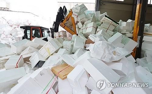 산처럼 쌓인 스티로폼 (출처=연합뉴스)