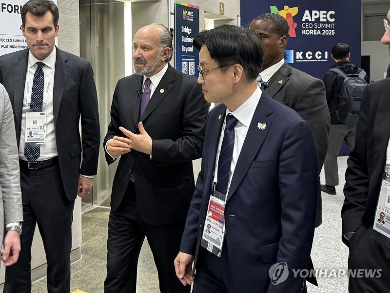 함께 이동하는 김정관-러트닉 (출처=연합뉴스)