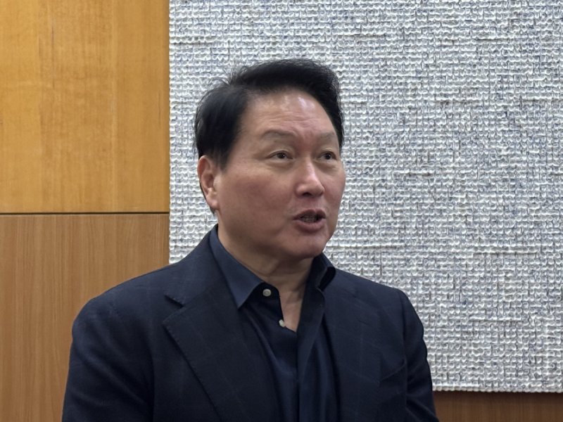 'SK AI 서밋'에서 취재진 질문에 답하는 최태원 SK그룹 회장 (출처=연합뉴스)