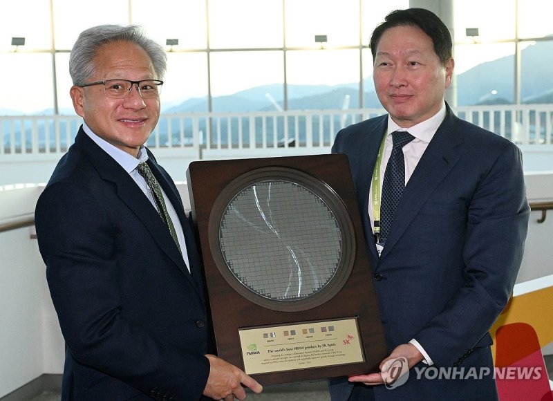 HBM4 반도체 웨이퍼 선물하는 최태원 회장 (출처=연합뉴스)