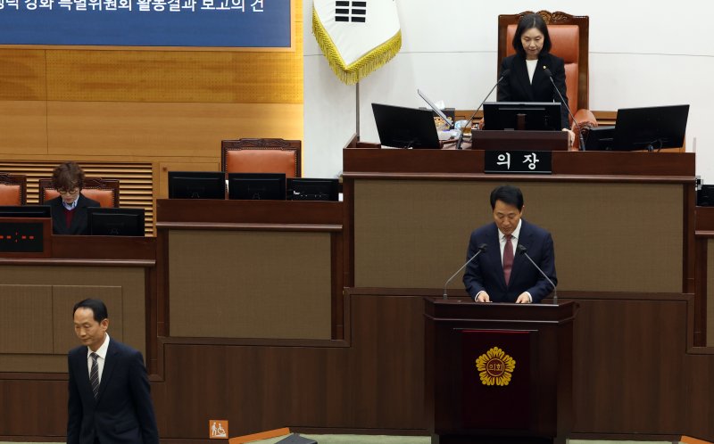 오세훈 서울시장이 3일 오후 서울 중구 시의회 본회의장에서 열린 제333회 정례회 1차 본회의에서 신임 간부를 소개하고 있다. 2025.11.3/뉴스1 ⓒ News1 김명섭 기자