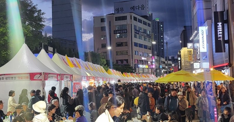 지난달 24일 강원 원주시 중앙동 전통시장과 문화의 거리, 원일로 일원에서 개막한 '2025 원주만두축제'가 원도심과 지역경제 활성화를 위한 목표로 지난달 26일까지 열렸다. 2025.10.24/뉴스1 ⓒ News1 신관호 기자