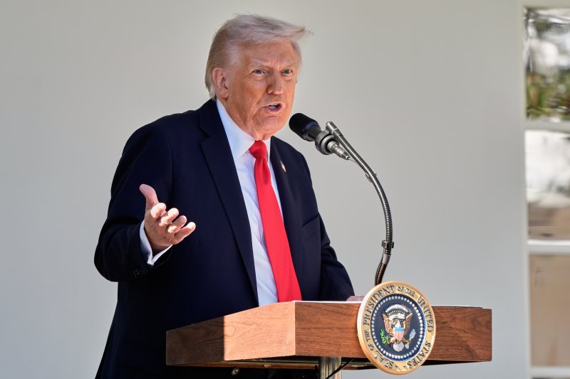 [워싱턴=AP/뉴시스]도널드 트럼프 미국 대통령이 10월 21일 백악관 로즈가든에서 개최한 공화당 상원의원들과의 오찬 행사에서 연설하고 있다. 2025.11.03.