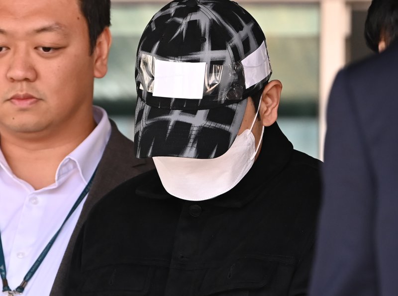 [수원=뉴시스] 배우 이선균 수사정보를 유출한 혐의로 체포된 인천경찰청 소속 경찰관 A씨가 지난 2024년 3월23일 구속 전 피의자 심문(영장실질심사)에 출석하기 위해 수원남부경찰서를 나오고 있다. (사진=뉴시스 DB). 2025.11.03. photo@newsis.com