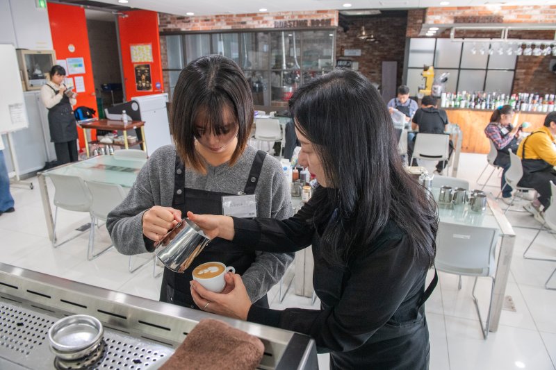 대구보건대학교 호텔제과제빵학과 실습실에서 교육생이 바리스타 직업역량 강화를 위한 라떼아트 교육을 진행하고 있다. *재판매 및 DB 금지
