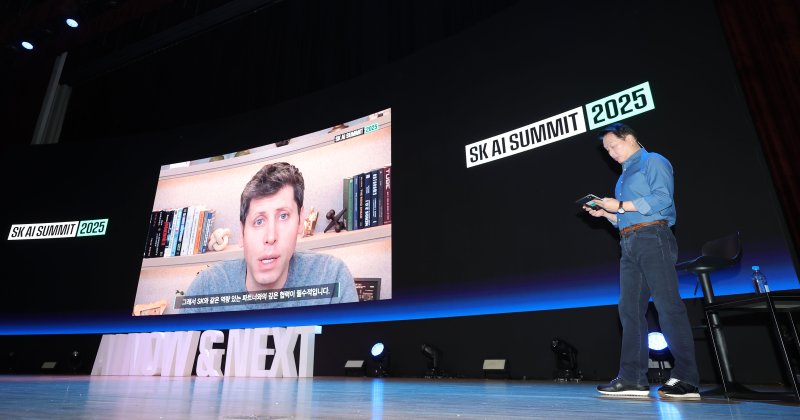 [서울=뉴시스] 홍효식 기자 = 최태원 인기있는바카라사이트그룹 회장이 3일 서울 강남구 코엑스에서 열린 'SK AI SUMMIT 2025'에서 Al NOW & NEXT를 주제로 기조연설 도중 샘 올트먼 오픈AI 최고경영자(CEO)의 영상이 상영되고 있다. 2025.11.03. yesphoto@newsis.com