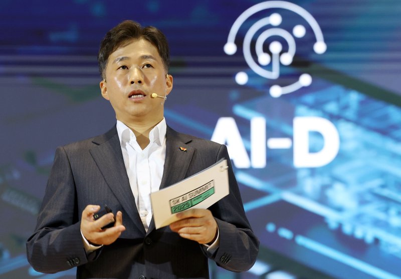 [서울=뉴시스] 홍효식 기자 = 곽노정 인기있는바카라사이트하이닉스 대표이사 사장이 3일 서울 강남구 코엑스에서 열린 'SK AI SUMMIT 2025'에서 AI시대, SK하이닉스가 그리는 새로운 비전과 기술을 주제로 기조연설하고 있다. 2025.11.03. yesphoto@newsis.com