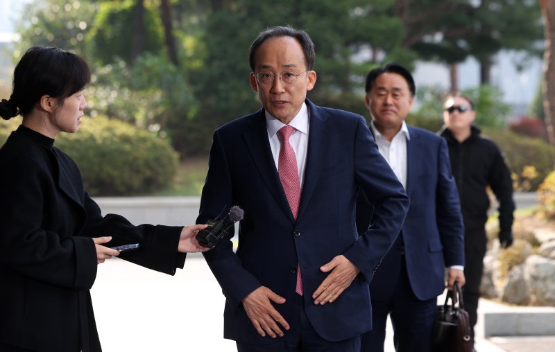 [서울=뉴시스] 김선웅 기자 = 추경호 국민의힘 의원이 30일 서울 서초구 서울고등검찰청에 위치한 조은석 내란특검에서 진행되는 1차 피의자 소환조사에 출석하고 있다. 2025.10.30. mangusta@newsis.com