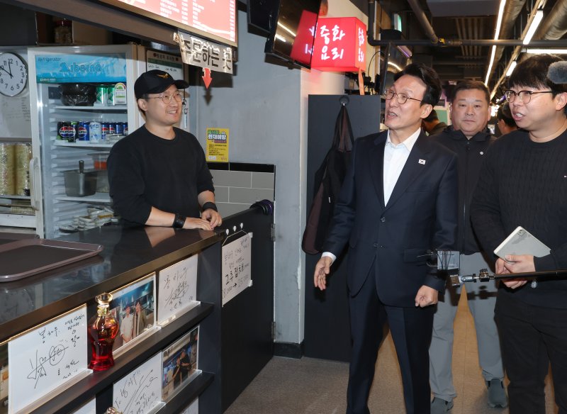 김민석 국무총리가 3일 오전 서울 동대문구 경동시장에서 물가 동향을 점검한 후 시장 안에 있는 청년 창업자들의 공간인 청년몰을 방문해 청년들과 대화하고 있다. (공동취재) 2025.11.3/뉴스1 ⓒ News1 김도우 기자