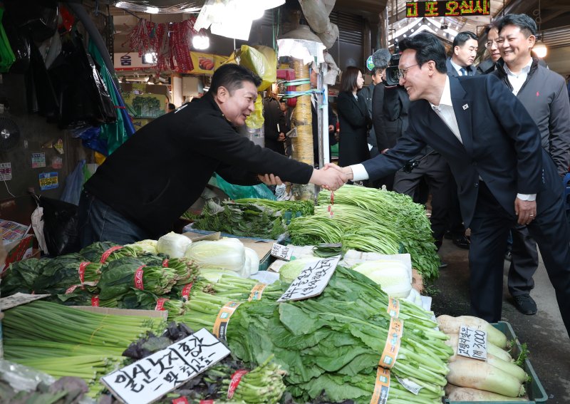 김민석 국무총리가 3일 오전 농축산물 물가 점검을 위해 서울 동대문구 경동시장을 방문해 상인과 인사를 나누고 있다. (공동취재) 2025.11.3/뉴스1 ⓒ News1 김도우 기자