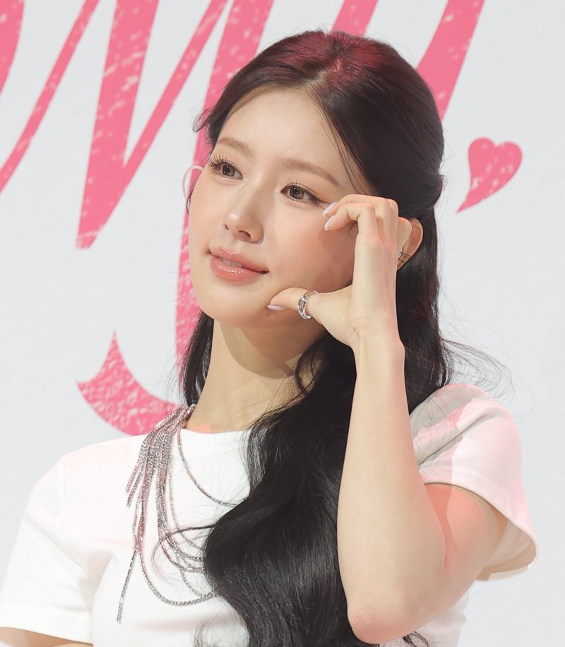 그룹 아이들(i-dle)의 미연이 3일 오후 서울 용산구 블루스퀘어에서 가진 두 번째 솔로 미니 앨범 '마이, 러버(MY, Lover)' 발매 쇼케이스에서 포즈를 취하고 있다. 2025.11.3/뉴스1 ⓒ News1 권현진 기자