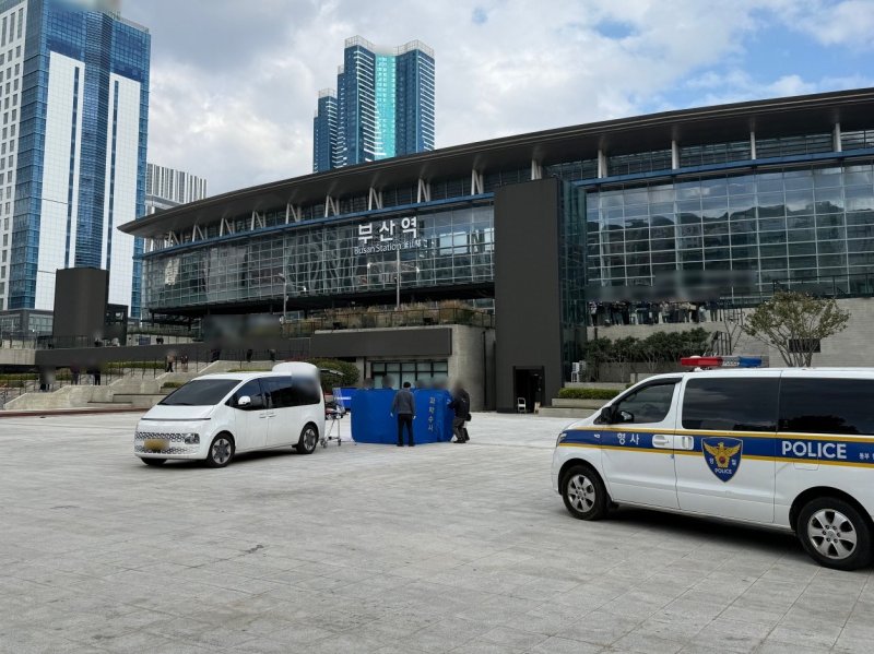 3일 오후 부산 동구 부산역 광장에서 분신을 시도한 70대가 숨졌다. 부산경찰청 제공