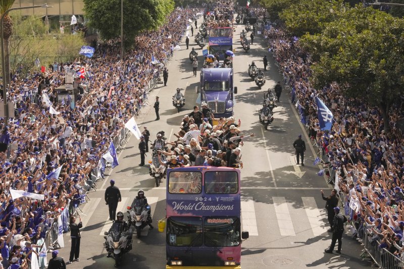 [로스앤젤레스=AP/뉴시스] LA 다저스 선수들과 코치진이 지난해 11월1일(현지시각) 미 캘리포니아주 로스앤젤레스에서 열린 2024 월드시리즈(WS) 우승 기념 퍼레이드에서 버스를 타고 팬들의 환호를 받으며 행진하고 있다. 다저스는 WS에서 뉴욕 양키스에 4승1패를 거두고 통산 8번째 정상에 올랐다 2024.11.02.