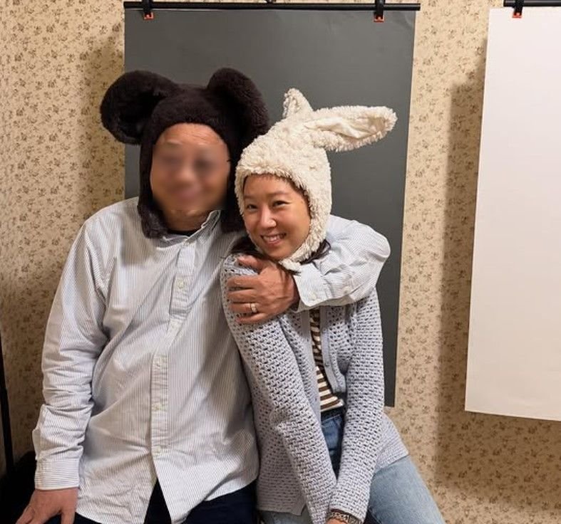 [서울=뉴시스] 배우 공효진이 아버지의 생일을 맞아 가족사진을 공개했다. (사진=공효진 인스타그램) 2025.11.03. photo@newsis.com *재판매 및 DB 금지