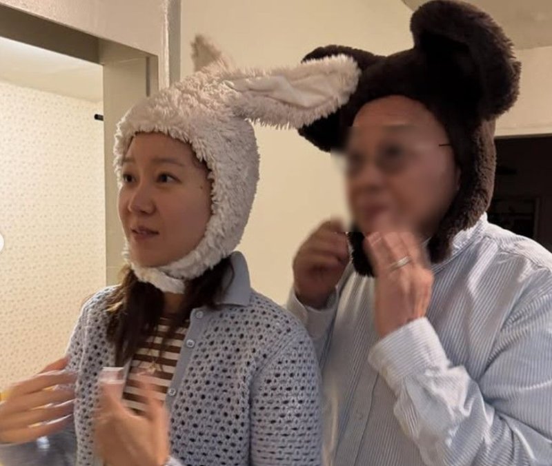 [서울=뉴시스] 배우 공효진이 아버지의 생일을 맞아 가족사진을 공개했다. (사진=공효진 인스타그램) 2025.11.03. photo@newsis.com *재판매 및 DB 금지