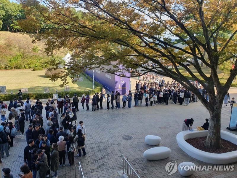 지난 3일 경북 경주시 인왕동 국립경주박물관 신라역사관 앞에 관람객이 줄을 서 있다. 지난 2일부터 이곳에서 열린 신라금관 특별전을 보기 위해 관람객이 몰리면서 박물관 측은 시간대별로 관람 인원을 제한하고 있다./사진=연합뉴스