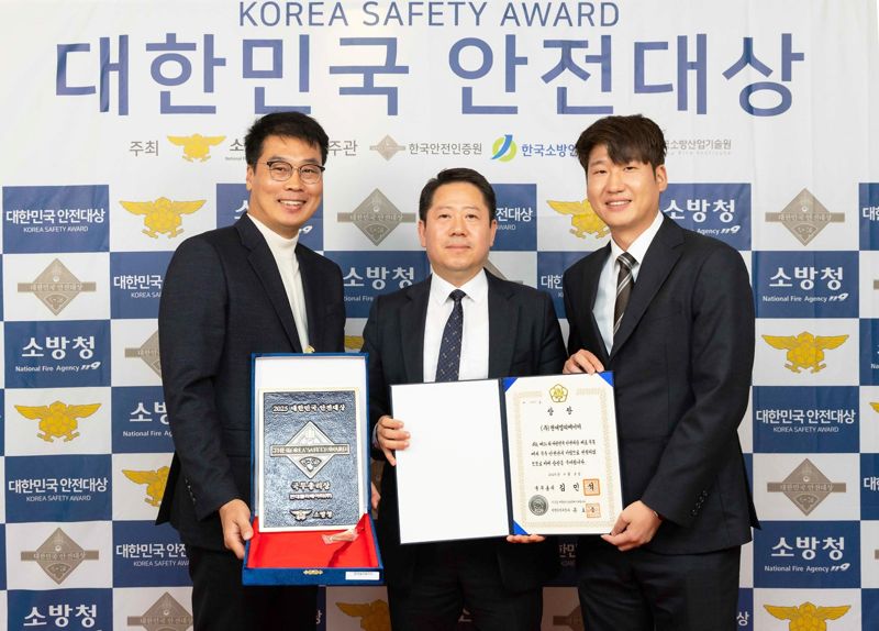 3일 현대엘리베이터 임직원들이 서울 중구 한국프레스센터에서 열린 24회 대한민국 안전한 바카라사이트한 바카라사이트에서 국무총리상을 수상한 뒤 포즈를 취하고 있다. 현대엘리베이터 제공