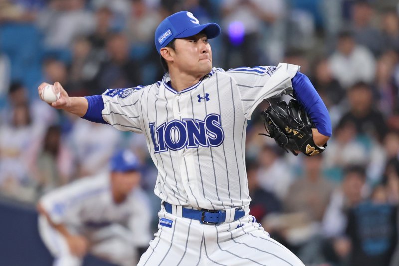 [서울=뉴시스] 프로야구 삼성 라이온즈 임창민이 4월18일 대구 삼성라이온즈파크에서 열린 2025 신한 쏠뱅크 KBO리그 롯데 자이언츠와의 경기에 등판해 공을 던지고 있다. (사진=삼성 라이온즈 제공) 2025.04.18. *재판매 및 DB 금지