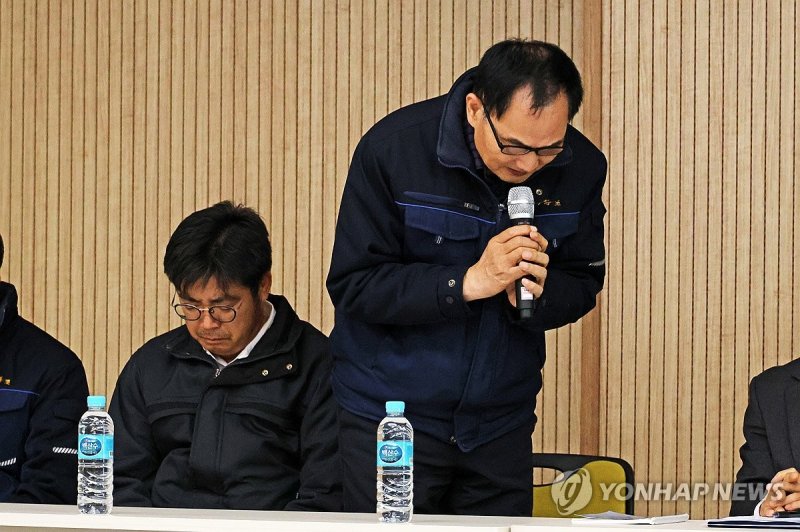 고개 숙인 업체 대표 (출처=연합뉴스)